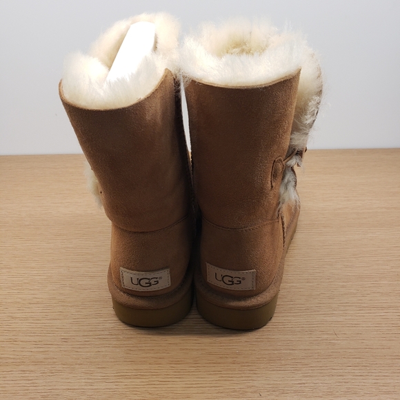 UGG BAILEY BUTTON II SHORT CHESTNUT New in Box - Picture 5 of 8